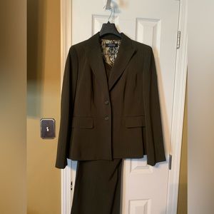 Women 2 pc pant suit ; No damage-non-smoker